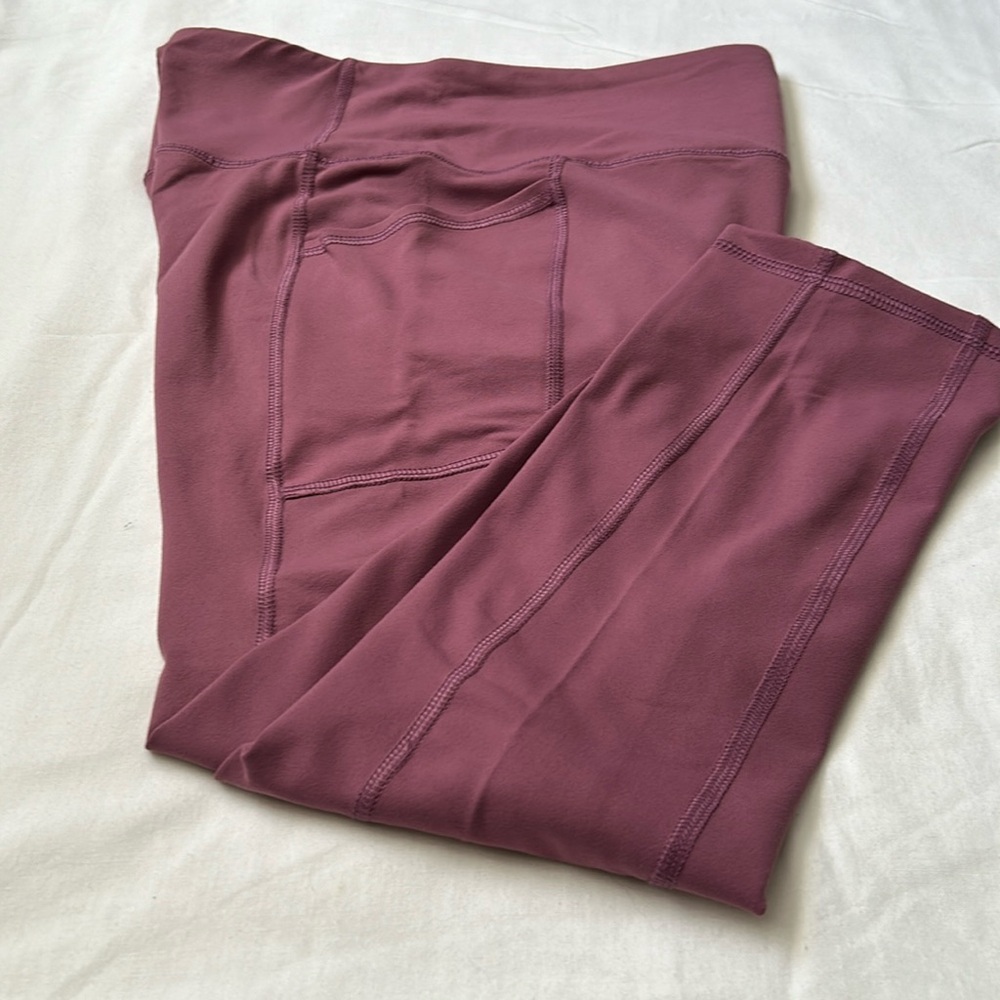 RBX Capri length leggings in violet purple with side pockets. Size M. NWOT